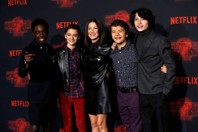 Mario Anzuoni/Reuters Atores de 'Stranger Things': Caleb McLaughlin, Noah Schnapp, Millie Bobby Brown, Gaten Matarazzo e Finn Wolfhard na estreia da segunda temporada.