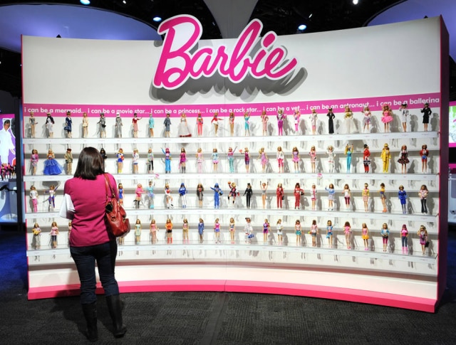 Stan Honda/AFP Photo Modelos da boneca Barbie exibidos, em fevereiro de 2010, na Feira de Brinquedos de Nova York.