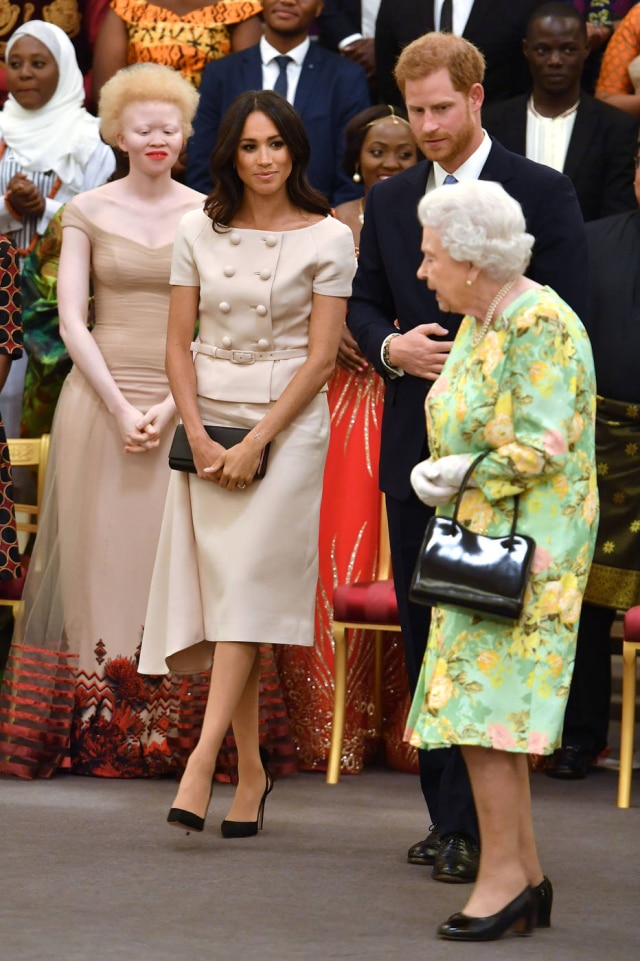 John Stillwell/Pool via Reuters Meghan Markle vestiu um vestido feito sob medida pela Prada