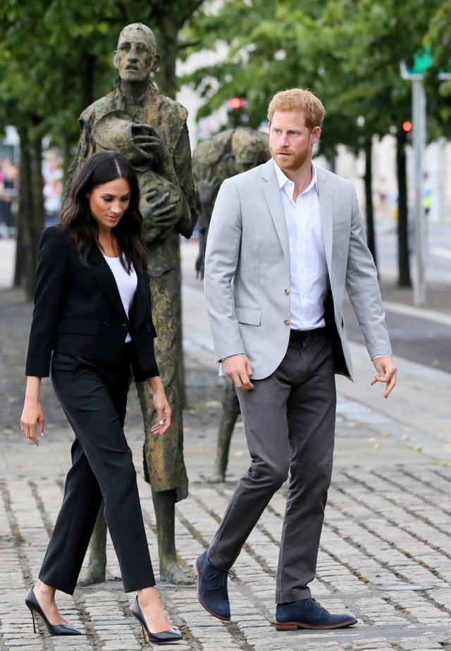 AFP PHOTO / Paul FAITH Terninho da Givenchy para evento em estádio