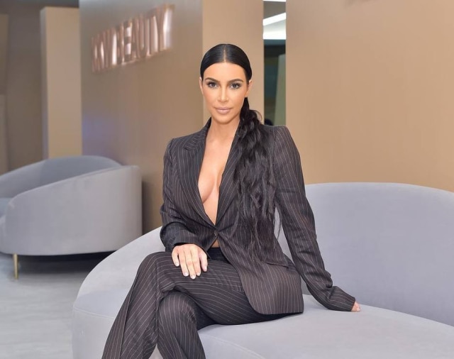 Instagram/@kkwbeauty Kim Kardashian participa da abertura de sua loja pop-up.