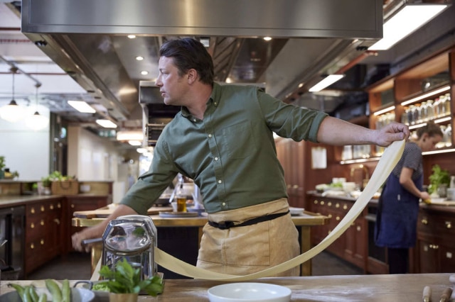 Jamie Oliver faz ravioli no seu quartel-general em Londres, que tem uma grande cozinha de testes no centro de tudo.
