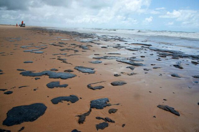 Adema/Governo de Sergipe Vazamento de óleo foi registrado na Praia do Jatobá, litoral norte de Sergipe