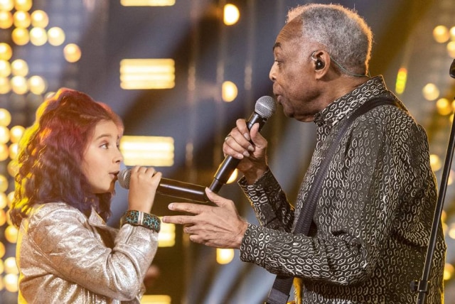 Fábio Rocha / Globo / Divulgação Gilberto Gil canta ao lado da neta, Flor Gil, no 'SóTocaTop' de Dia das Crianças.