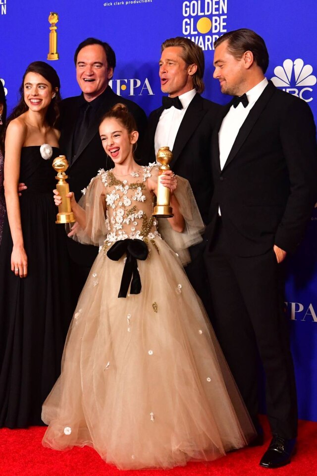 Frederic J. Brown/ AFP Quentin Tarantino, Brad Pitt, Leonardo DiCaprio, Julia Butters e Margaret Qualley posam na sala de imprensa após a premiação do Globo de Ouro