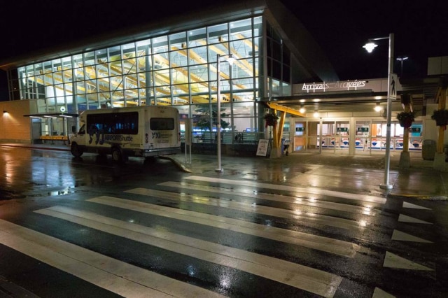 Mark GoodNow AFP) Harry foi visto chegando nesta segunda, 20, ao aeroporto internacionalde Vancouver, no Canadá