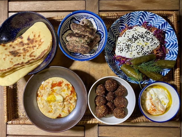 Patrícia Ferraz/Estadão O falafel pode ser pedido em combo com homus, picles de pepino, pita e uma salada.