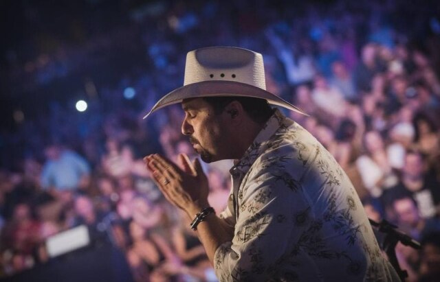 Divulgação / Denis Ono O cantor sertanejo Edson Cadorini, 46, está internado na UTI com covid-19