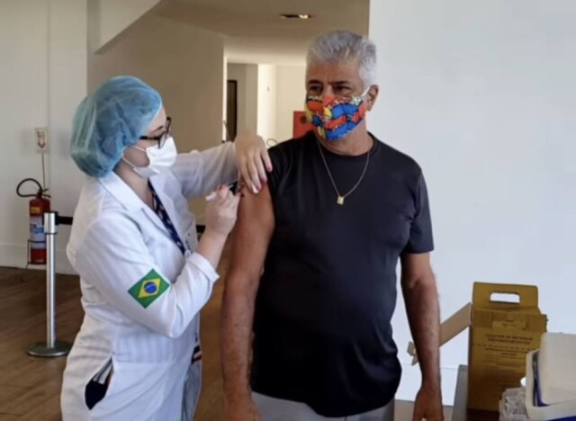 Instagram/@ulusantosoficial O cantor Lulu Santos recebe vacina contra covid-19