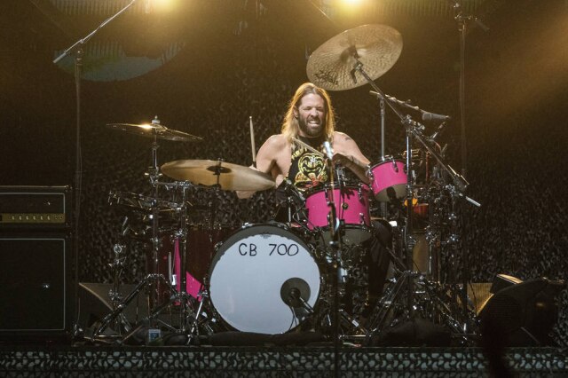 Amy Harris/Invision/AP Taylor Hawkins, baterista do Foo Fighters, durante o Innings Festival, no Tampe Beach Park, no estado do Arizona, nos Estados Unidos. Foto de 26 de fevereiro de 2022.