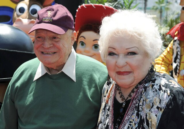 Katy Winn/AP Estelle Harris, à direita, e Don Rickles (Sr. Cabeça de Batata) na estreia mundial de 'Toy Story 3', em 2010. Rickles morreu em 2017.