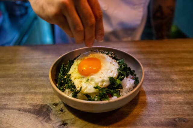 Os chefs também têm que improvar quando a geladeira está vazio. Na foto, arroz japonês com ovo mole e conserva de Tuca Mezzomo, chef do Charco Restaurante