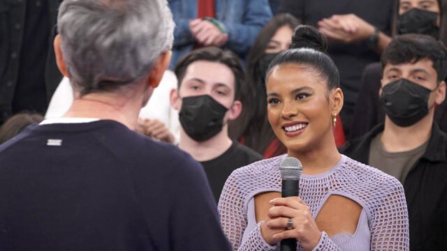 Globo Bella Campos, a Muda de 'Pantanal', durante o 'Altas Horas'.