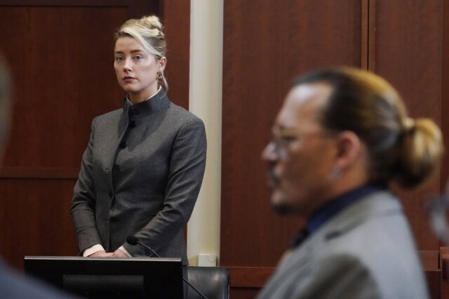 AP Photo/Steve Helber Os atores Amber Heard e Johnny Depp na sala do Tribunal do Condado de Fairfax em Fairfax, Virgínia, em 16 de maio de 2022.