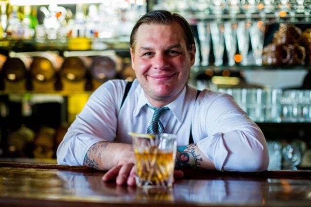 Tiago Queiroz|Estadão O bartender Spencer Jr., do bar Frank, preparou a pedido do Paladar, drinques que que o bourbon é a estrela