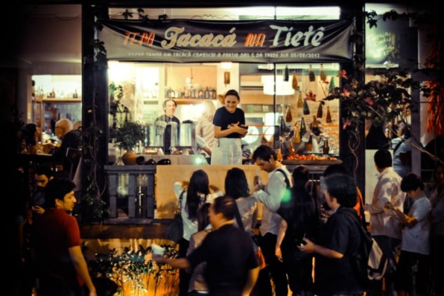 Divulgação A chef Mara Salles serve seu tacacá da janela do restaurante