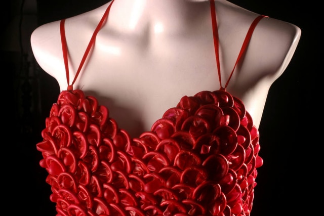 Divulgação/Adriana Bertini Adriana Bertini, faz roupas com preservativos para concientização da prevenção do vírus HIV