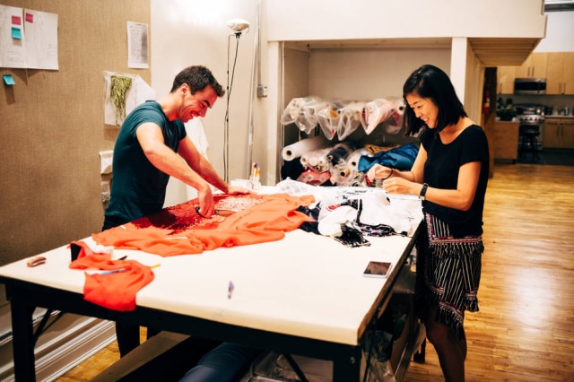 Andrew White/The New York Times Fernando Garcia e Laura Kim no atelier da Monse.