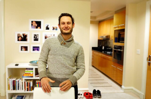 Isaac Brekken for The New York Times Octavian Mihai em sau casa, em Las Vegas. Mihai começou a ter ansiedade depois de terminar um tratamento para linfoma de Hodgkin