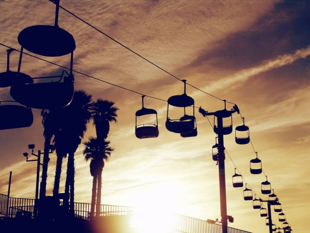 Pixabay Jovem cai de atração em parque de diversões nos EUA e sai sem ferimetos graves.
