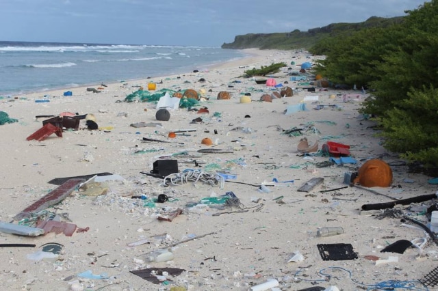 Jennifer Lavers/The New York Times Lixo em East Beach, na Ilha Henderson, no Pacífico Sul. Pelo menos 25 milhões de toneladas de resíduos são despejadas por ano nos oceanos; 80% tem origem nas cidades.