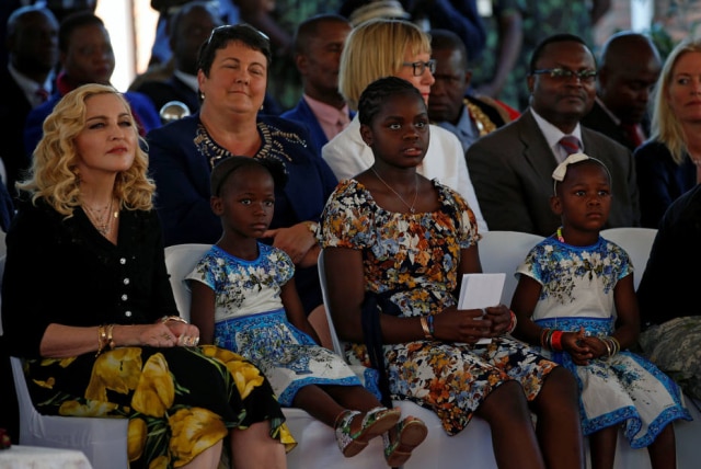 Siphiwe Sibeko / Reuters Madonna ao lado de suas filhas Esther, Mercy e Stella.