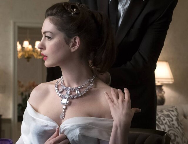 WB Film Images / Divulgação Anne Hathaway com colar criado pela Cartier para o filme 'Oito Mulheres e Um Segredo'