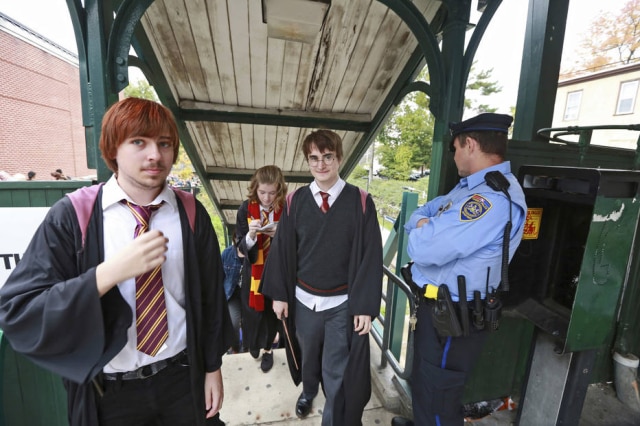 David Swanson/The Philadelphia Inquirer via AP Em outubro de 2014, estudantes do Chestnut Hill College, na Filadélfia, comparecem ao festival anual de 'Harry Potter'.