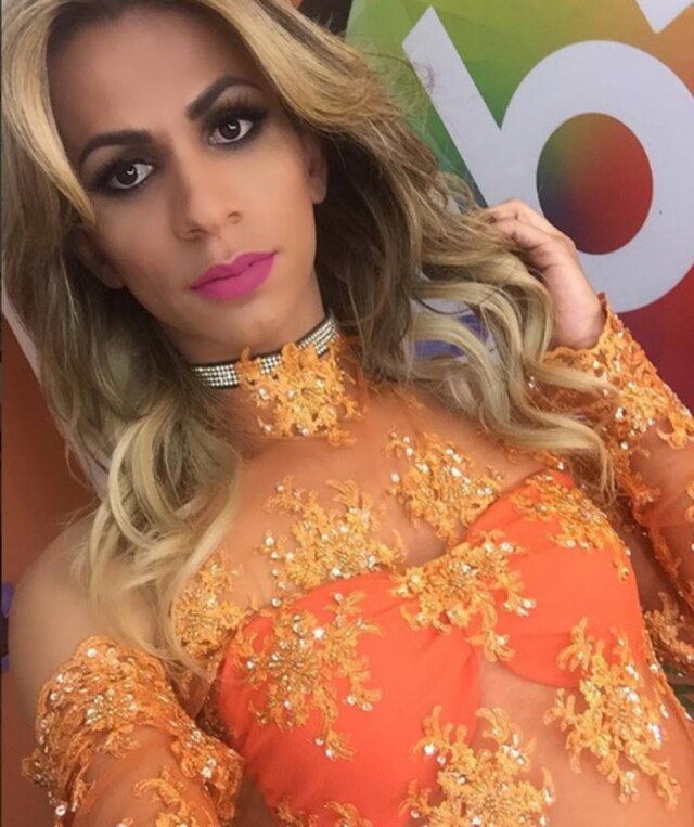 Instagram.com/danyandradejojo Dany Andrade quando se apresentou como cover da cantora Joelma no SBT.