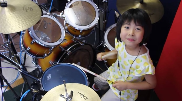 YouTube/Kaneaiyoyoka Uma garota japonesa de oito anos faz sucesso no YouTube tocando clássicos de Led Zeppelin e outras bandas de rock
