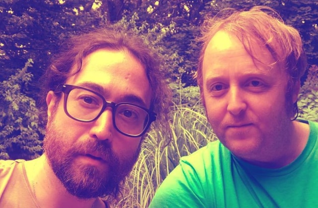 Instagram/@sean_ono_lennon Sean Ono Lennon e James McCartney postaram uma selfie juntos no Instagram e chamaram a atenção dos fãs pela semelhança com seus pais