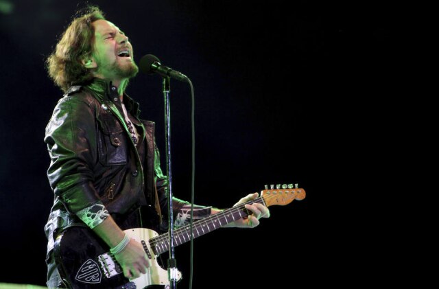 AP Photo/Andre Penner Pearl Jam arrecadou US$ 11 milhões para ajudar moradores de rua.