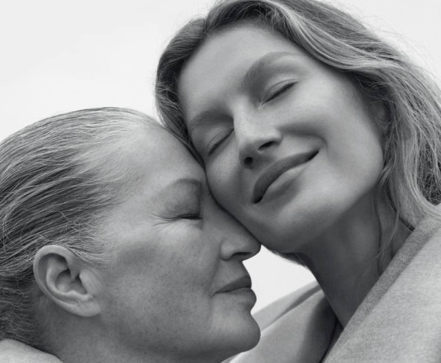 Zee Nunes/ Vogue Brasil/ Divulgação Gisele Bündchen estrela as quatro capas da 'Vogue Brasil' de outubro. Em um delas, aparece ao lado de sua mãe, Vânia