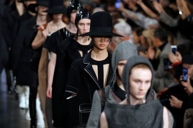 FRANCOIS GUILLOT/AFP A entrada final dos modelos no desfile do verão 2019 da Maison Margiela