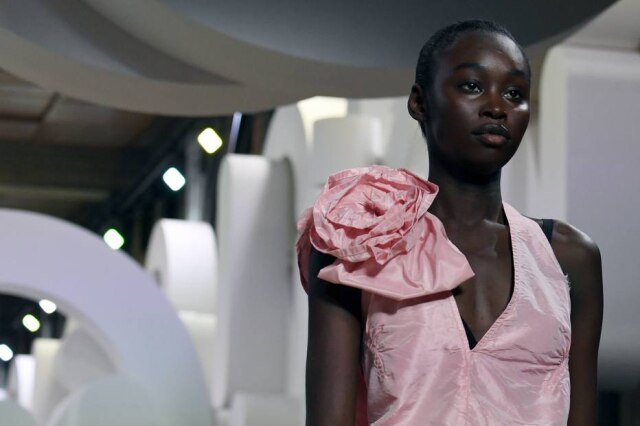 Alain JOCARD/AFP Um dos vestidos de nailon de tafetá do verão 2019 da Miu Miu, com aplicação de máxiflor em tecido, e acabamentos intencionalmente imperfeitos
