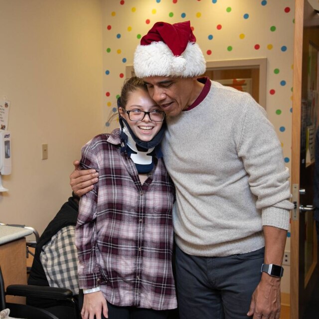 Chuck Kennedy / The Obama Foundation / EFE Barack Obama ao lado de paciente de hospital infantil em Washington.