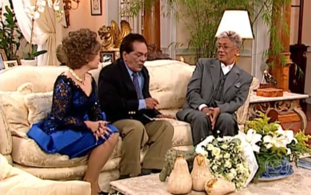 Reprodução de 'Zorra Total' (1999) / Globo Cláudia Rodrigues e Lucio Mauro no quadro 'Fernandinho e Ofélia' ao lado de Clodovil.