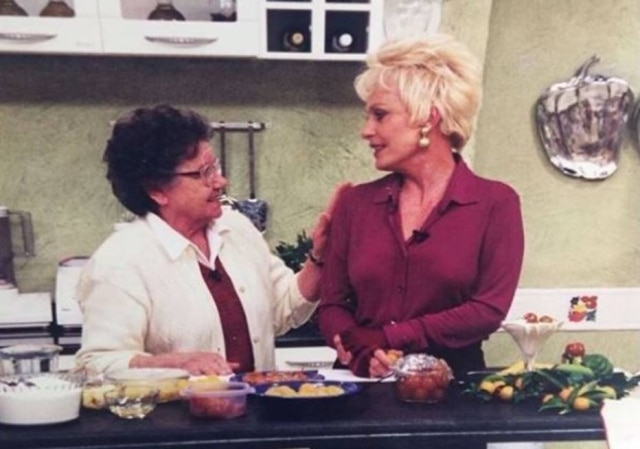 Instagram/@vovopalmirinha A apresentadora Ana Maria Braga, que completa 70 anos, recebendo felicitações de Palmirinha Onofre.