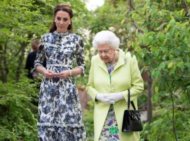 Geoff Pugh/Pool via REUTERS Rainha Elizabeth visita "De Volta à Natureza", ao lado da princesa Kate, na Exposição de Flores de Chelsea, em Londres.
