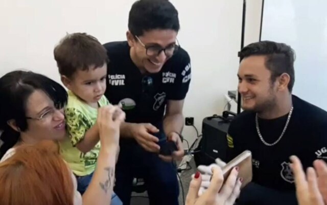 Polícia Civil/Divulgação Policiais fizeram brincadeiras e conseguiram colher as digitais do pequeno Daniel Nahin Ramos Moreira, de 2 anos, em Goiânia.