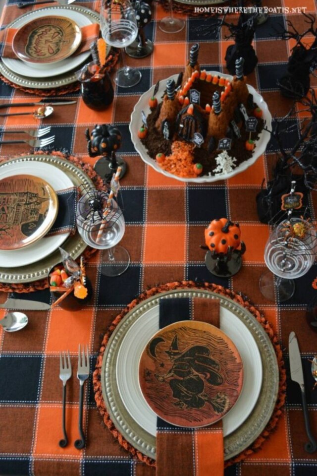 Pinterest/ Tabletop Decoration Na hora do jantar, é interessante usar uma boa toalha de mesa laranja ou preta e pratos escuros para servir