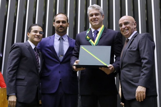 Luis Macedo/ Câmara dos Deputados Gustavo Côrrea, cunhado de Ana Hickmann, recebeu de Eduardo Bolsonaro a Medalha Mérito Legislativo na Câmara dos Deputados