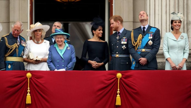 Chris Radburn/ Reuters Príncipe Charles, Camilla, rainha Elizabeth, Meghan, Harry, William e Kate no palácio de Buckingham para o centenário da força aérea real em julho de 2018