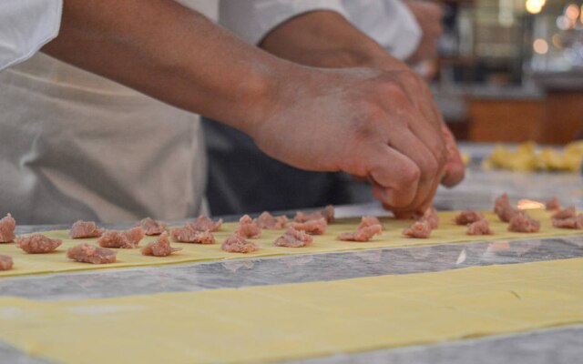 Antônio Vitorino Manual. Tortellini recheados e fechados à mão na frente do cliente