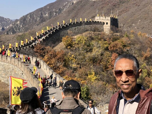 Osvaldo Sandeado/Arquivo pessoal Osvaldo Sandeado em passeio na Muralha da China.
