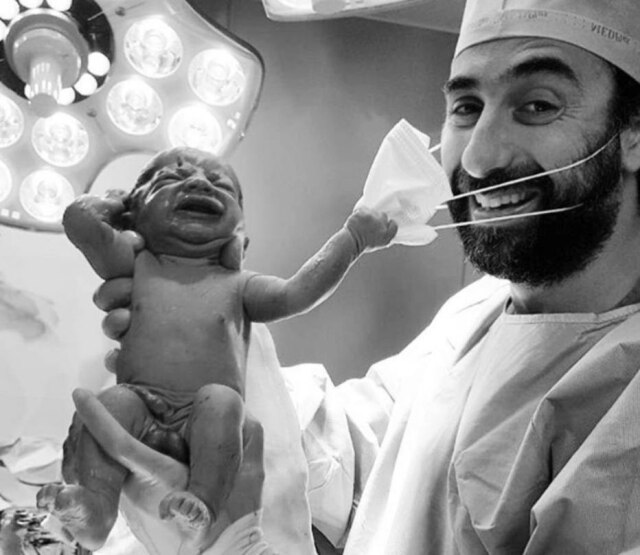 Instagram / Reprodução / @dr.samercheaib Uma foto que mostra um recém-nascido puxando a máscara de um médico viralizou nas redes sociais