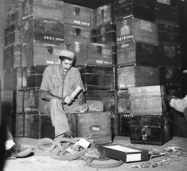 Antônio Lúcio/Estadão Funcionário da seção de marcenaria do TRE (Tribunal Regional Eleitoral) faz a manutençãoo das urnas de madeira, São Paulo, SP. 28/8/1958. .