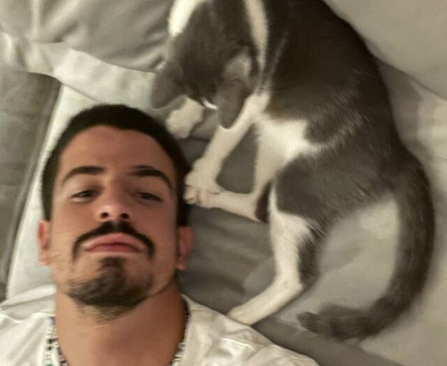 Instagram/@enzocelulari O modelo Enzo Celulari e a gata que adotou com Bruna Marquezine
