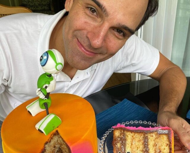 Instagram/@tadeuschmidt Tadeu Schmidt comemora 'mêsversário' como apresentador do 'BBB'