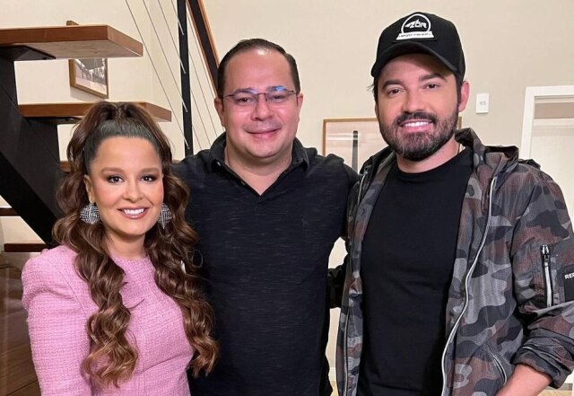 Instagram / @padreluizhenrique Maiara e Fernando posam para foto com o padre Luiz Henrique.